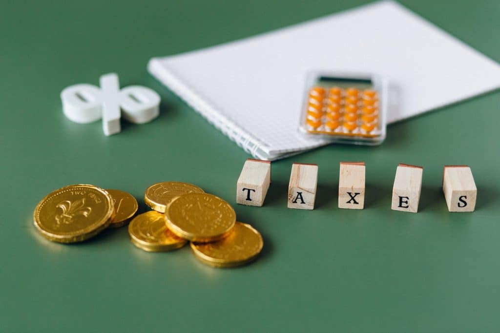 Pièces et calculette pour calculer les taxes